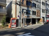 デュオメゾン西新宿 前面道路から見た建物エントランス周辺の街並みの様子