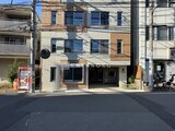 デュオメゾン西新宿 前面道路から見たモダンな外観のエントランス付き建物