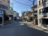 デュオメゾン西新宿 前面道路から見た建物周辺の街並み風景