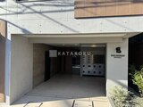 デュオメゾン西新宿 明るい日差しが差し込むエントランスホールと宅配ボックス