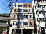 デュオメゾン西新宿 木調パネルと白い壁面を組み合わせたモダンな建物外観