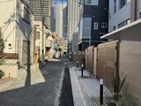 デュオメゾン西新宿 建物周辺の静かな通路から見た街並みの様子