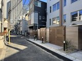 デュオメゾン西新宿 木目調の門扉が佇む、落ち着いた雰囲気の建物前面道路
