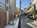 デュオメゾン西新宿 開放的なアプローチから見た建物と路地の様子