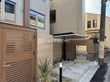 デュオメゾン西新宿 木調ルーバーゲートと石張りアプローチのエントランス周辺