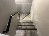 デュオメゾン西新宿 階段上部から見下ろした共用階段、手すり付きで安心感のある造り