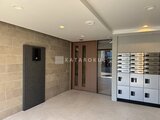 デュオメゾン西新宿 共用ロビーから見た落ち着いた印象のエントランスホール