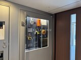 デュオメゾン西新宿 工具や防災用品を備えた共用部の壁面収納