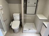 デュオメゾン西新宿 トイレと洗濯機置き場を備えた機能的なユーティリティスペース