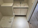 デュオメゾン西新宿 洗面台と洗濯機置き場がコンパクトにまとまった洗面脱衣室
