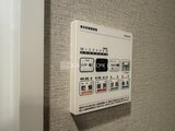 デュオメゾン西新宿 壁に取り付けられた浴室暖房乾燥機の操作パネル