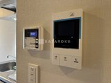 デュオメゾン西新宿 モニター付きインターホンと給湯器パネルが備わった壁面