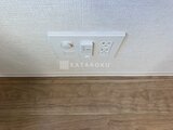 デュオメゾン西新宿 天井に設置された照明とコンセント、スイッチパネルの様子