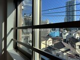 デュオメゾン西新宿 窓から周辺の街並みと青空が広がる開放的な眺望