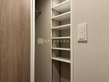 デュオメゾン西新宿 玄関脇に設けた収納力のあるオープン棚スペース