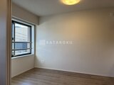 デュオメゾン西新宿 窓から光が入る落ち着いた印象の洋室