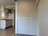 デュオメゾン西新宿 リビングから見たコンパクトなキッチンスペース