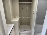 デュオメゾン西新宿 洗面台と洗濯機置き場が並ぶコンパクトな洗面脱衣室