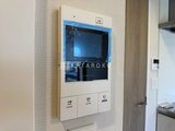 デュオメゾン西新宿 壁面に設置されたモニター付きインターフォンの様子