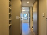 デュオメゾン西新宿 収納棚付きの明るい廊下から各居室へ続く空間