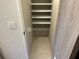 デュオメゾン西新宿 収納たっぷりの可動棚を備えたクローゼット
