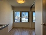 デュオメゾン西新宿 大きな窓から都市景観を望むダイニングキッチン