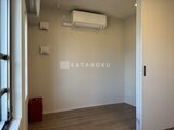 デュオメゾン西新宿 窓からの光が入る明るい洋室、エアコン完備の居住空間