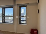 デュオメゾン西新宿 明るい採光の窓から都市風景を望むリビングダイニング空間