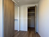 デュオメゾン西新宿 木調のドアと白壁に囲まれた明るい廊下スペース