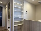 デュオメゾン西新宿 明るく整理しやすい棚が備わったキッチン背面収納スペース