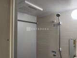 デュオメゾン西新宿 浴室乾燥機と手すり付きのバスルーム