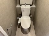 デュオメゾン西新宿 温白色でまとめた清潔感のあるトイレ空間