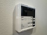 デュオメゾン西新宿 壁に取り付けられた白色の給湯器リモコン
