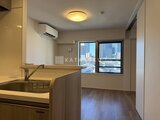 デュオメゾン西新宿 キッチンから見たリビングダイニングと明るい窓からの眺望