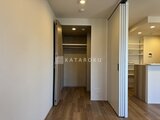 デュオメゾン西新宿 開放的なウォークインクローゼット付きの廊下空間