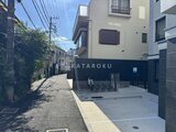 エルファーロ神宮前5 静かな住宅街の路地から見た建物入口と駐輪スペース