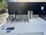 エルファーロ神宮前5 自転車置き場とゴミ置き場を備えた建物前の共用スペース