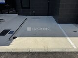 エルファーロ神宮前5 建設中の建物外壁に黒いタイル張りが施された施工状況