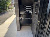 エルファーロ神宮前5 玄関ポーチから見たエントランスと郵便受けの様子