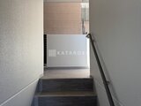 エルファーロ神宮前5 階段から見た明るく落ち着いた色合いのエントランスホール