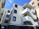 エルファーロ神宮前5 白を基調とした落ち着いた印象のモダン建築の外観