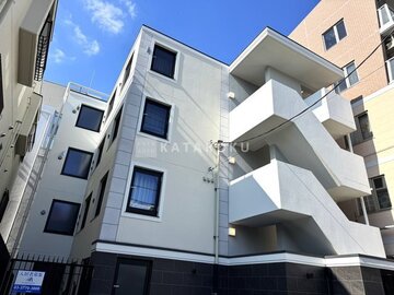 エルファーロ神宮前5 白を基調とした落ち着いた印象のモダン建築の外観