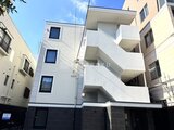 エルファーロ神宮前5 白を基調とした現代的な建物外観
