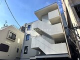 エルファーロ神宮前5 白を基調とした近代的な外観の建物を前面道路から撮影した様子