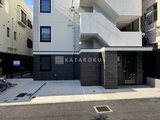 エルファーロ神宮前5 黒を基調とした落ち着いた印象のエントランスと駐輪スペース