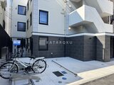 エルファーロ神宮前5 黒と白のモダンな外壁が特徴的な建物のエントランス周辺の様子