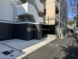エルファーロ神宮前5 モダンな外観の建物と黒いタイル張りのエントランス周辺の様子