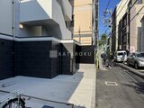 エルファーロ神宮前5 建物正面のエントランスと玄関前の開放的な空間