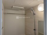 エルファーロ神宮前5 落ち着いた色調のバスルーム、ガラス仕切りのシャワーエリア
