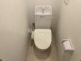 エルファーロ神宮前5 温水洗浄便座付きの清潔感のあるトイレ空間